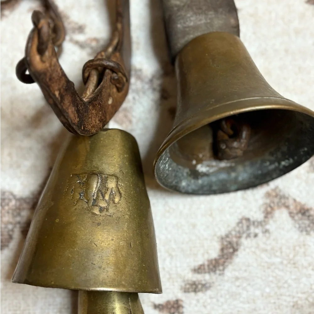 2 vintage cow bells - Picture 2 of 7
